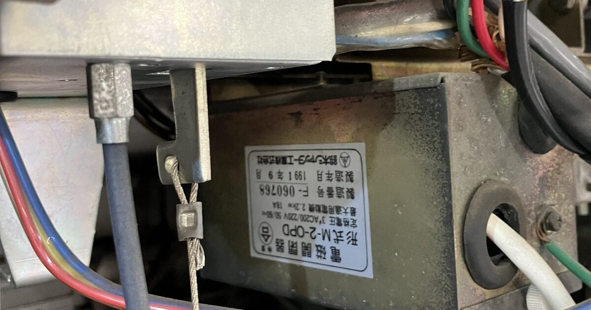 電動シャッター開閉器に貼られた型番・製造番号